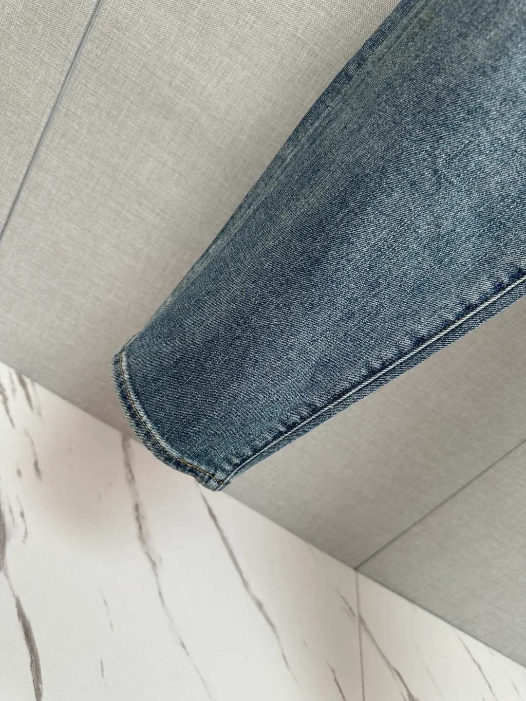 BC’s official website counters are available at the same time. Original, very stylish jeans. Customized original washed denim fabric, unique design, top-notch printing technology letter pattern logo, original hardware accessories decoration. An extremely outstanding pair of jeans. The materials and craftsmanship are extremely luxurious and exquisite. The grade is extremely high. The upper body is handsome and stylish. Recommended👍, Sizes: 29-38